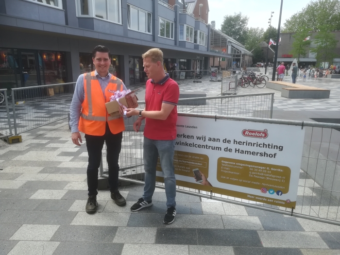 Overhandiging medailles door Roelofs aan organisatie