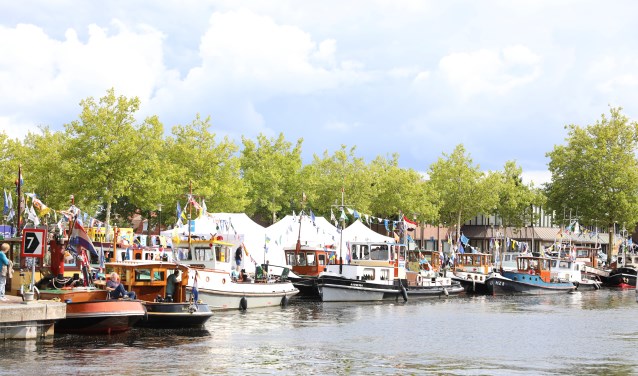 Tijdens de Nijkerkse Sleepbootdagen is de havenkom het middelpunt van gezelligheid.
