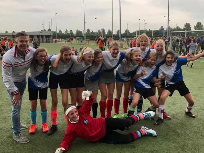 Coolsma meisjes groep 8 blij met de 5e plaats