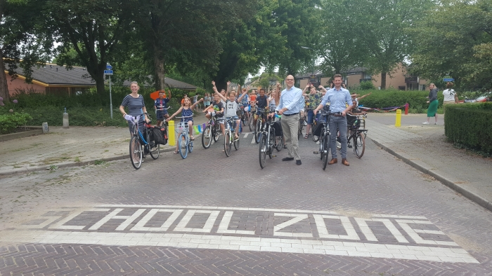 Wethouder Boonzaaijer leidt de bonte stoet over de schoolzone