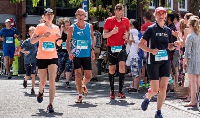 Het parcours van de Meander 21 km gaat langs de Eem en door de binnenstad.