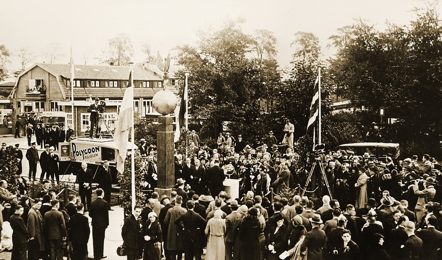 Demonstranten bij de toenmalige ingang van Schiphol.