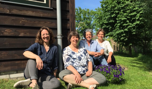 Maartje van Zaane, Yvonne Matla, Karen van den Hoek en Lisette Horbeek. Corine van de Lagemaat en Stijntje Rorive ontbreken.