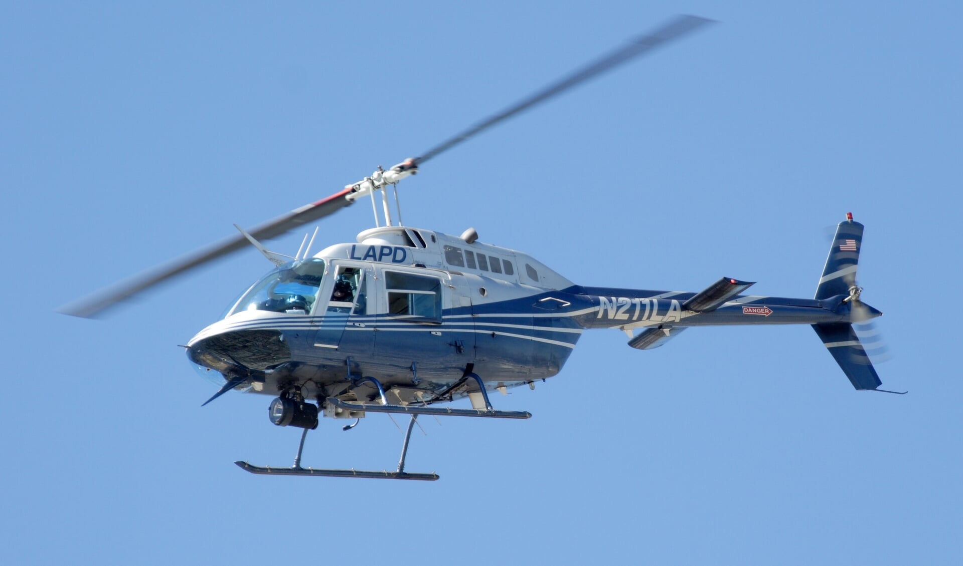 De helicopter cirkelt donderdag 13 juni boven Woudenberg.