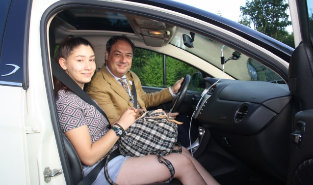Burgemeester Gerolf Bouwmeester speelt taxichauffeur en op de voorgrond Djania.