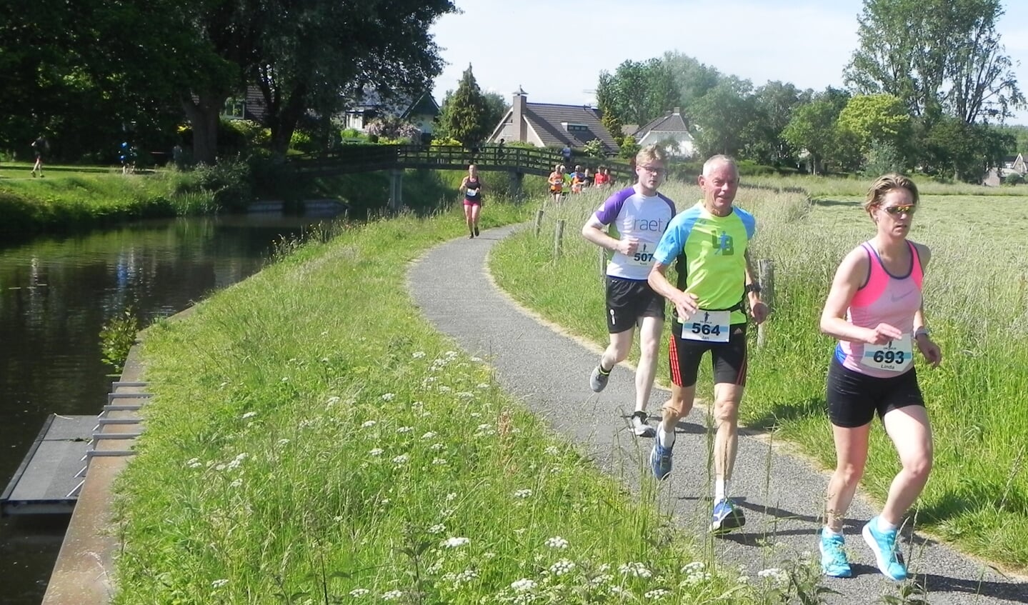 Linda Beijk uit Odijk en Jan Luidens uit Bunnik liepen de 10 kilometer die hen twee keer langs de Kromme Rijn voerde.
