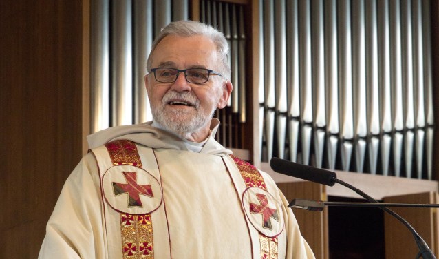Pastor Adri Verweij gaat nog regelmatig voor in diensten in de hele regio.