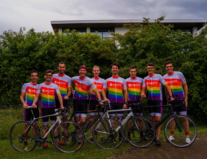 Teamleden met de shirtsponsoring