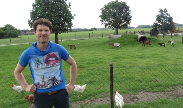 Jeroen van Wijk in de Vlowijkerpolder waar twee windmolens zouden kunnen worden geplaatst