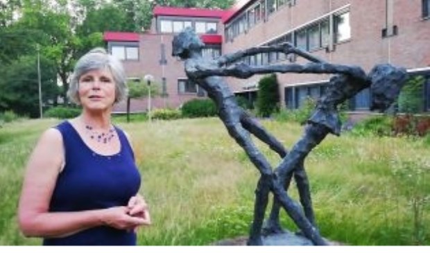 Winny Toersen (Liberalen) bij het kunstwerk van Jits Bakker
