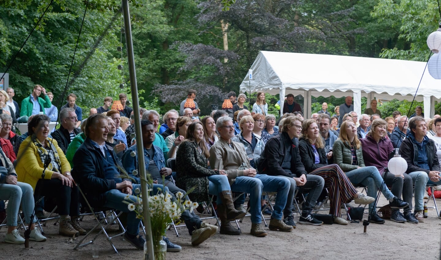 Het publiek wordt zichtbaar vermaakt