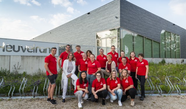 De organisatoren van het Zwemfestijn in Voorthuizen Simone van de Kuit, Inge van Raaij en Gerjon Batterink tussen leden van de Malawigroep.