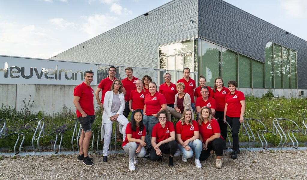 De organisatoren van het Zwemfestijn in Voorthuizen Simone van de Kuit, Inge van Raaij en Gerjon Batterink tussen leden van de Malawigroep.