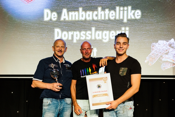 Henk van Vulpen en Collega Maaikel van Daatselaar nemen de beker en oorkonde in ontvangst!