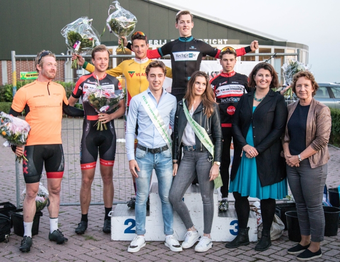 een aantal prijswinnaars met de wethouders