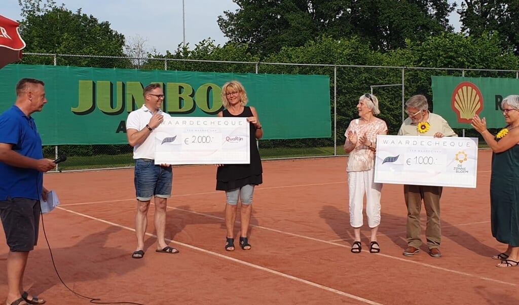 De Ridderhof en De Zonnebloem waren blij met hun cheques. Helemaal links Nic Meijer en helemaal rechts Jetty Mudde.