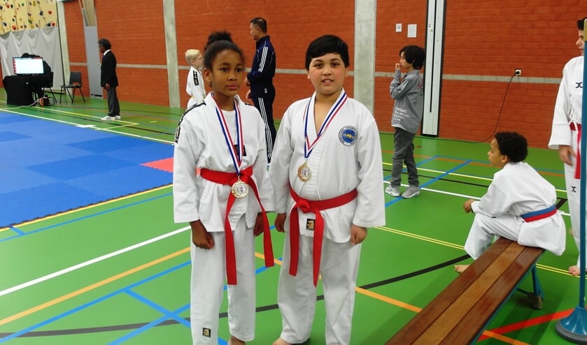 Talia Pinas en Abbas Wafai met hun gouden medaille.