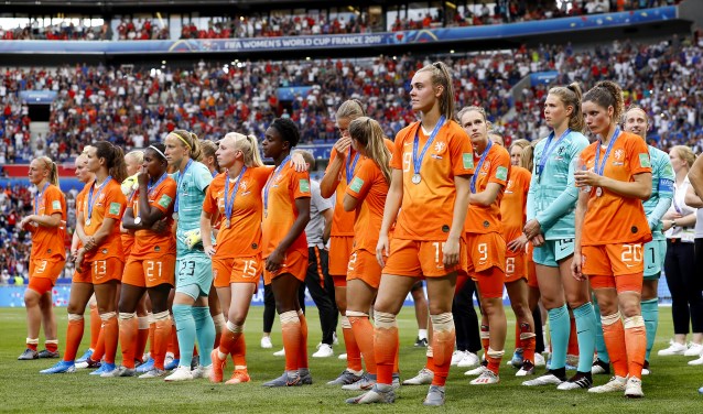 Renate Jansen (links, 13) baalt samen met haar collega-internationals, van het verliezen van de finale.