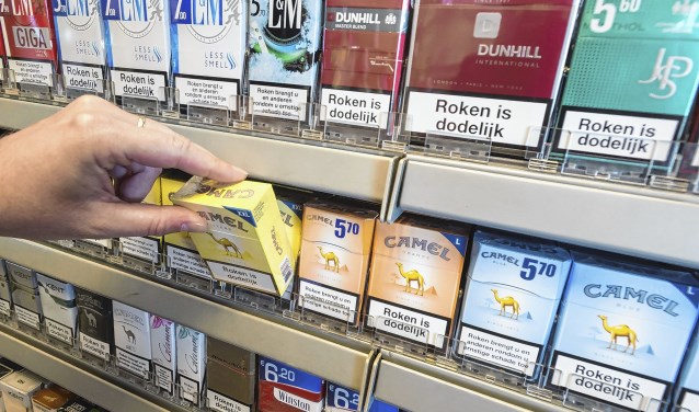 2016-06-06 12:53:54 RIJSWIJK - Pakjes sigaretten in het schap bij een benzinepomp. ANP XTRA LEX VAN LIESHOUT ANP XTRA Rijswijk roken, extra, productie 4891433_bk12bintabak.jpg