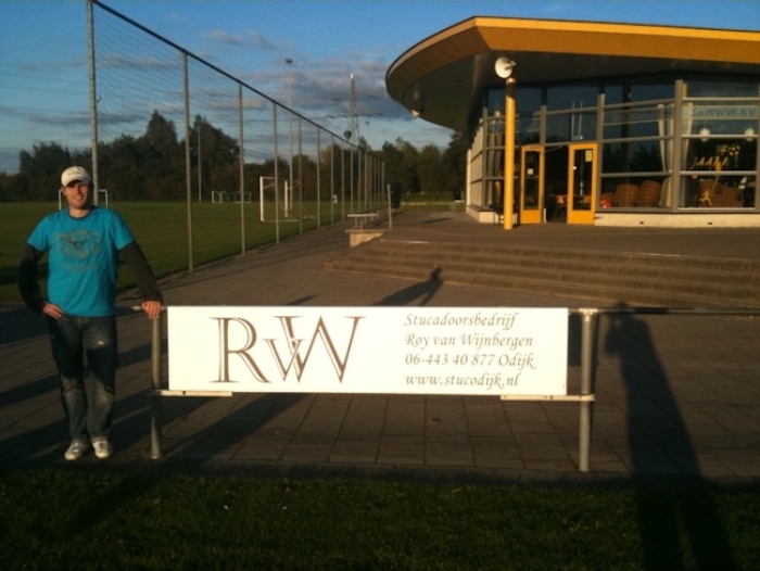 Roy van Wijnbergen bij zijn reclamebord bij SV Odijk