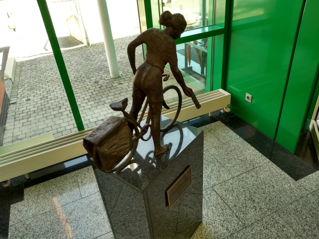 In de hal van het hoofdkantoor van BDUmedia in Barneveld staat een beeldje als ode aan de bezorger. Het is ook een symbool van een tijd die stilaan tot het verleden gaat behoren.