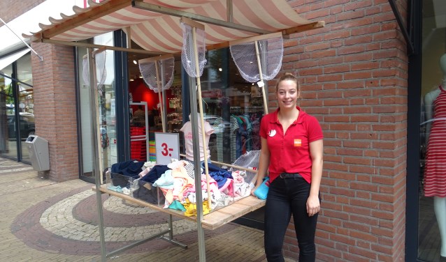 Kim van Deemter bij de HEMA in Doorn.