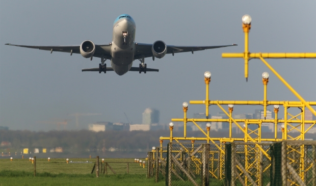 <p>Een vliegtuig stijgt op vanaf Schiphol.</p>