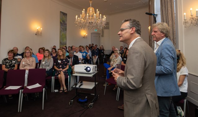 Wethouder Erwin Jansma en Jan Eikema (Awareness) geven uitleg.