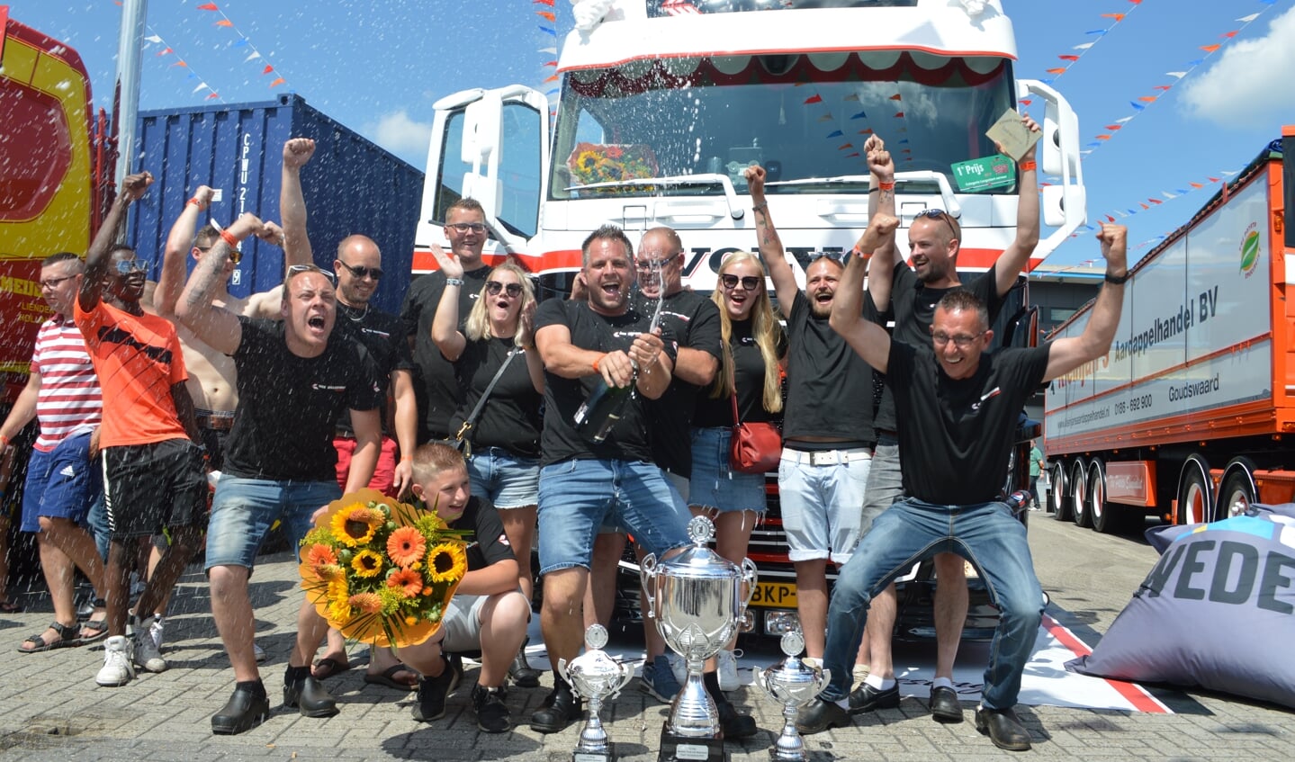 Het team van Nick Willigenburg viert de overwinning. Het won drie bekers: in de categorie 'losgestort', voor de mooiste opbouw en als Mooiste truck van Nederland.