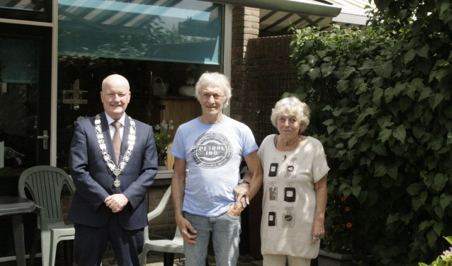Burgemeester Ruud van Bennekom kwam het gouden bruidspaar feliciteren