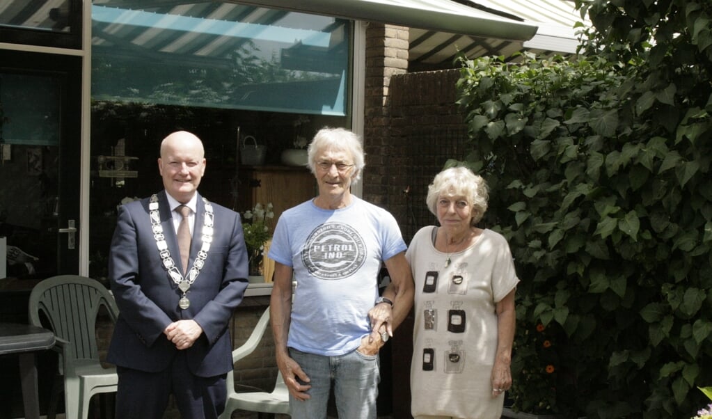 Burgemeester Ruud van Bennekom kwam het gouden bruidspaar feliciteren