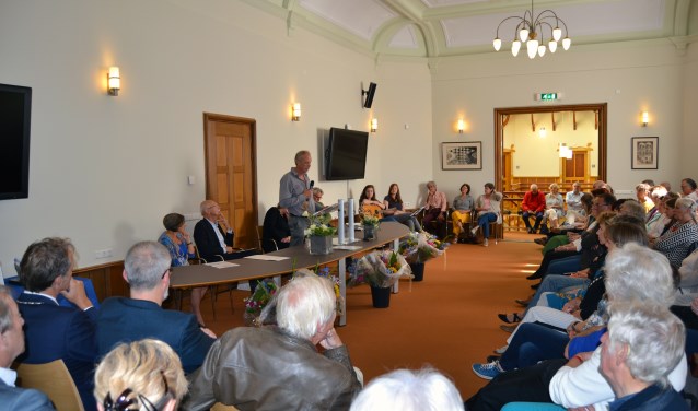 De Literatuurprijs wordt uitgereikt in de trouwzaal van het gemeentehuis.