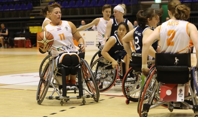 Cher Korver (links) in actie met Oranje.