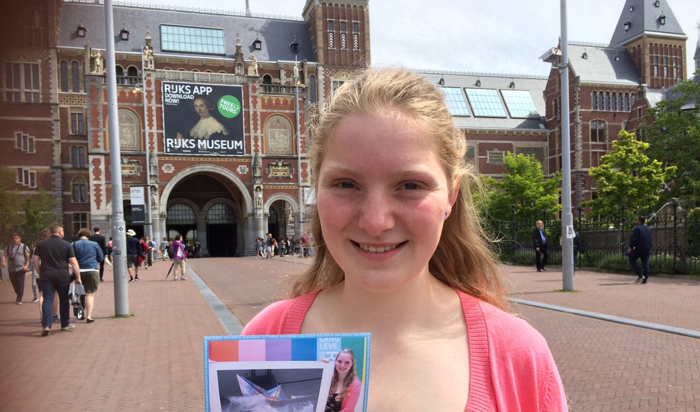 ilse voor het Rijksmuseum met foto van haar kunstwerk