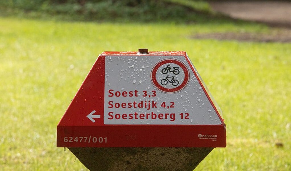 Zelfs de ANWB-paddenstoelen verwijzen naar het (door eigenaar Insinger afgesloten) fietspad op landgoed Pijnenburg.