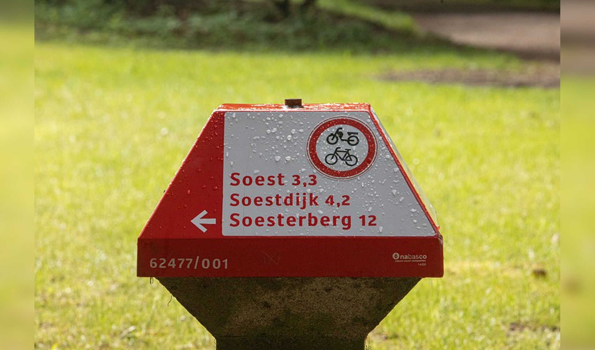 Zelfs de ANWB-paddenstoelen verwijzen naar het (door eigenaar Insinger afgesloten) fietspad op landgoed Pijnenburg.