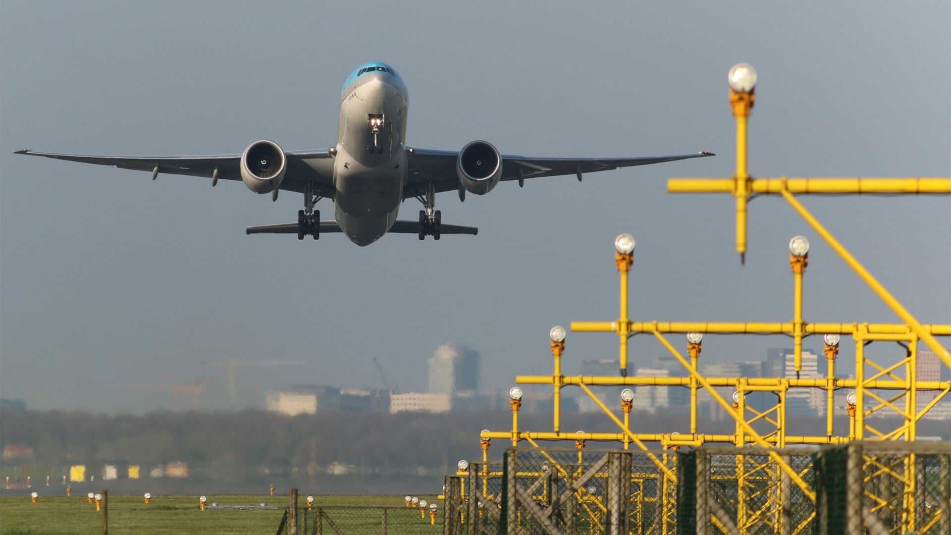 Een vliegtuig stijgt op vanaf Schiphol.