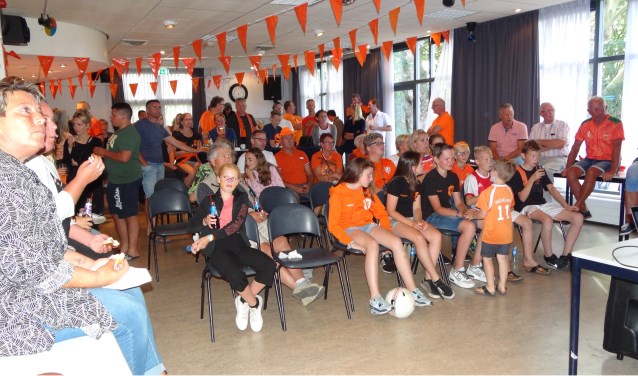 Voetbalfans Abbenes in dorpshuis.