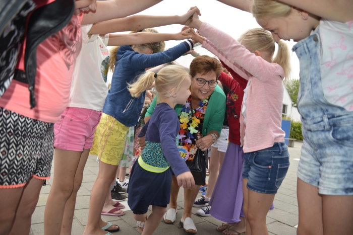 Juf Marjolein ontvangen op het plein