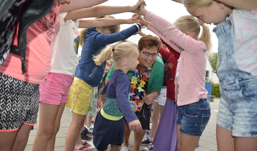 Juf Marjolein ontvangen op het plein