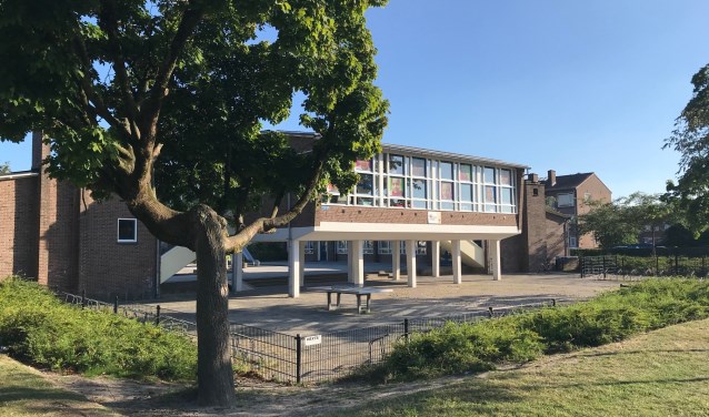 Een fraai staaltje David Zuiderhoek: de 'school op pootjes' aan de Evertsenstraat.