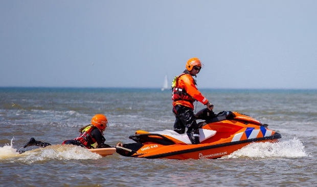 Lifeguards van reddingsbrigades in actie aan de Nederlandse kust.
