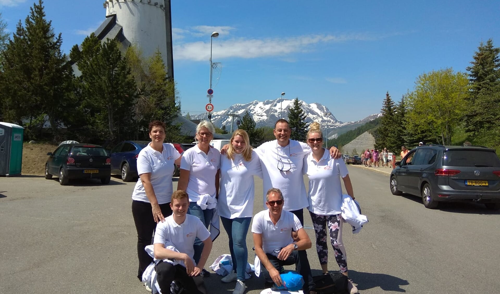 Sandrine Kwast (geheel rechts) met haar collega's op Alpe D'huez