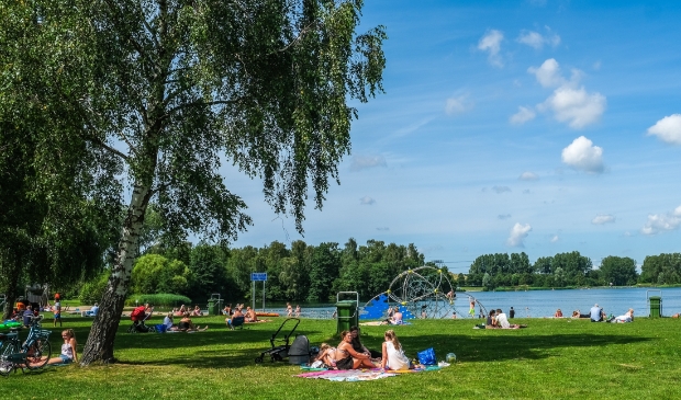 <p>Recreatie in het Haarlemmermeerse Bos. Omdat de inwoners gemiddeld jonger zijn, vaker wekelijks sporten en lagere zorgkosten hebben, is het geen verrassing dat zij tevreden zijn over hun leefomgeving en gezondheidstoestand. </p>