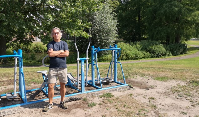 Henk Hack sport zelf ook veel. Hij geeft spinninglessen, maar het liefst staat hij op de surfplank.