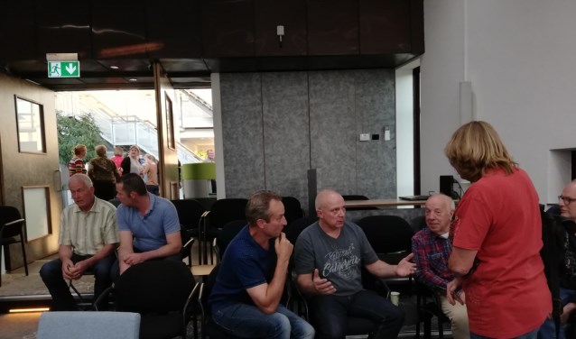 CDA-er Leny Visser (rechts) spreekt na afloop met de agrariërs die om deze motie hadden gevraagd