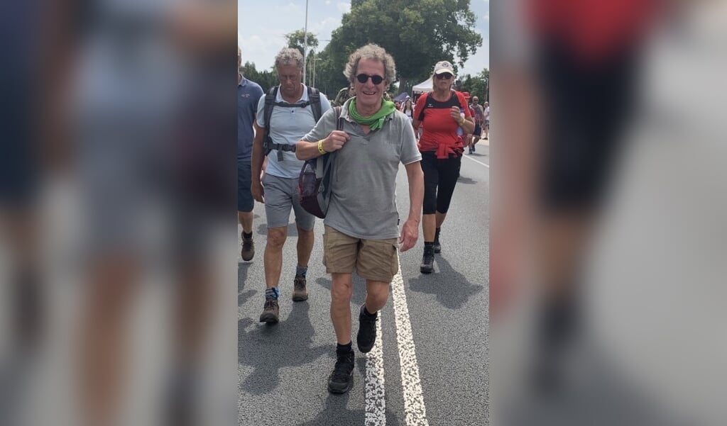 De Veenendaalse binnenstadsmanager Peter Baten is een geoefende wandelaar. Vorige week liep hij samen met zijn wandelvriendin zelfs de Nijmeegse Vierdaagse. (Foto: PR)