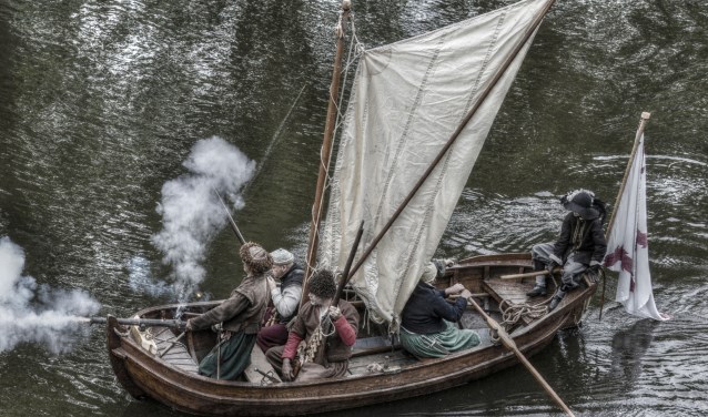 Belinda en Oele (links) voorop op het schip De Jonge Kraai samen met mede crew leden..