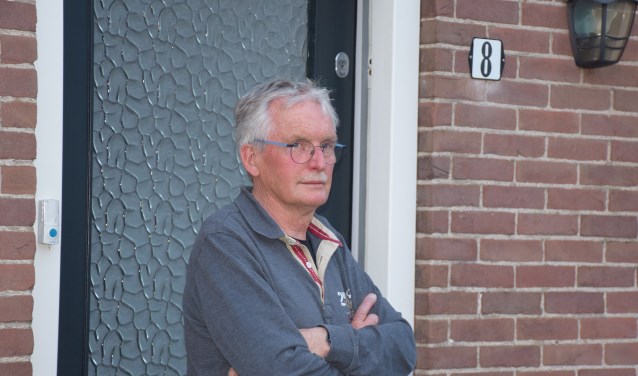 Arris Harskamp voor de voormalige ingang van het kapsalon.