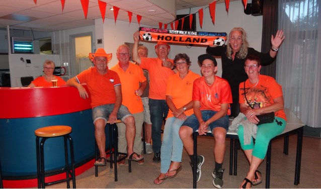Opgetogen sfeer in het dorpshuis.